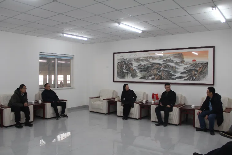 Faʻafeiloaʻi i se Faʻatonuga mai le Shandong University of Architecture e asiasi i le fale ma suʻesuʻe le galulue faʻatasi.